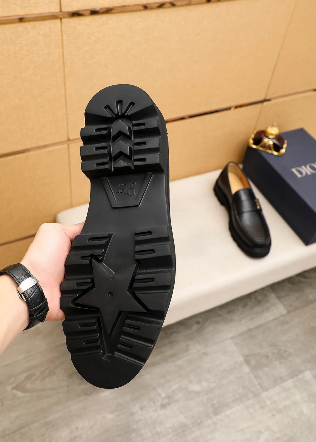 Men's shoes 💰480 💐 Product trademark: Dior "Dior" casual leather shoes Regular size: 39-44 (45🉑️customized) Product materials: Selected Italian imported first-layer pebbled cowhide leather upper + classic hardware buckle, imported water-dyed 🐂 cowhide lining. Strong three-dimensional visual effect, original outsole color: 2 colors available